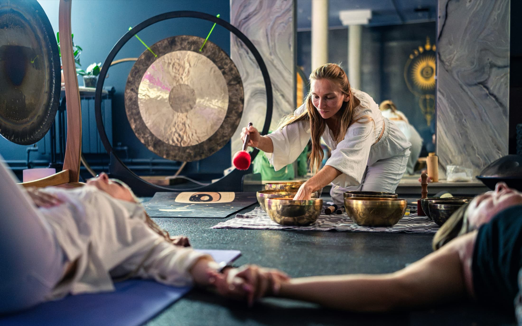 Ljudbad med sjungande skålar och gong under en healingsession