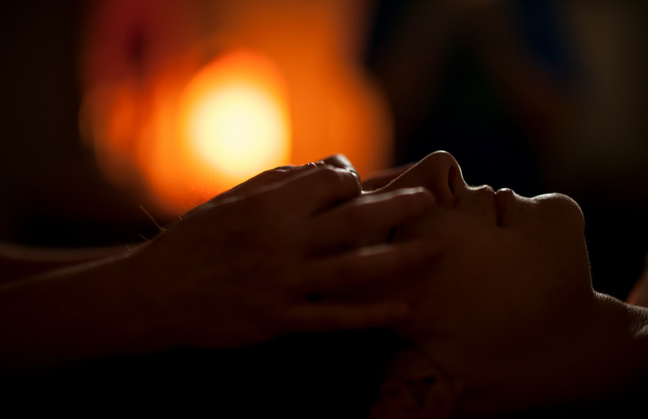 En hand som håller upp mot ljuset i en meditativ gest